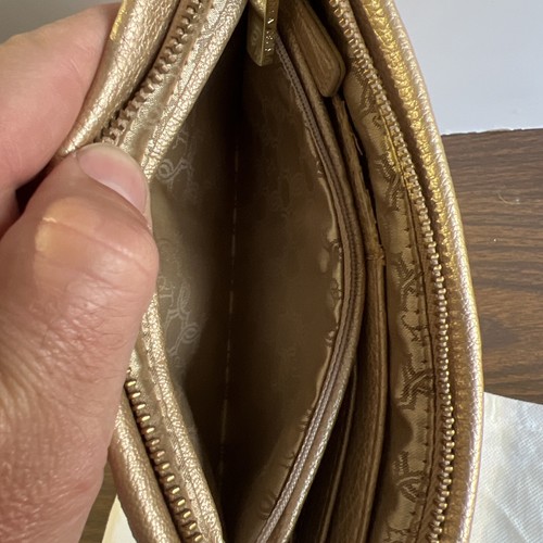 Cartera Ivanka Trump con cubierta antipolvo, dorada - Imagen 5 de 5
