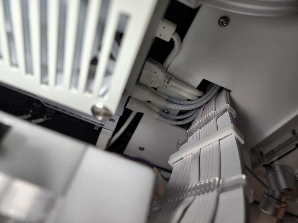 Spare cable combs for Lian Li Strimer plus V2 24Pin and 12VHPWR Cables 5pcs - Image 4 of 4