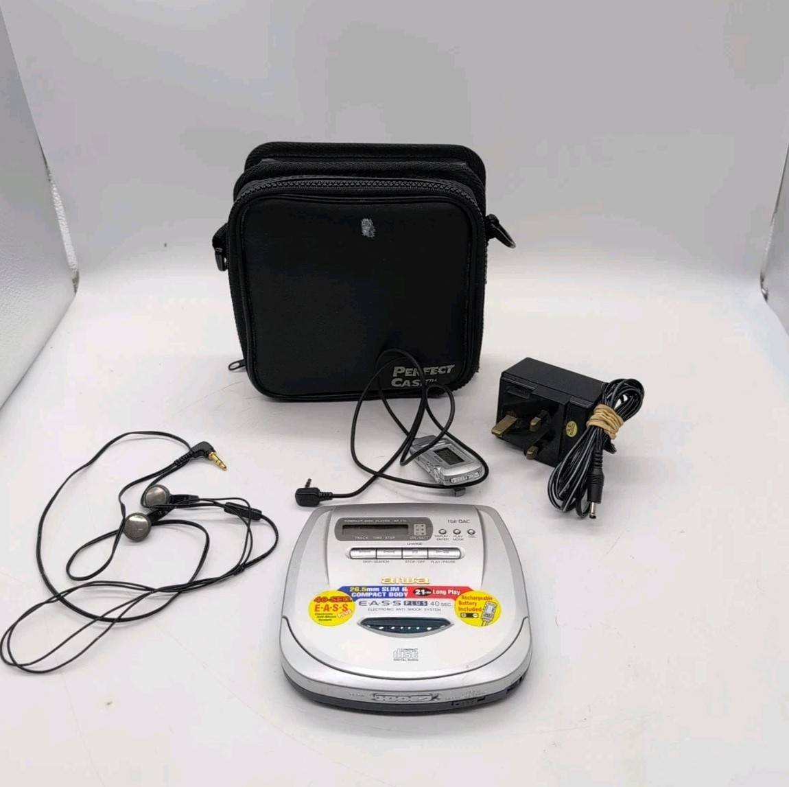 Aiwa Compact Disc Player Walkman XP-V74 & Controller & Original Ear Phones