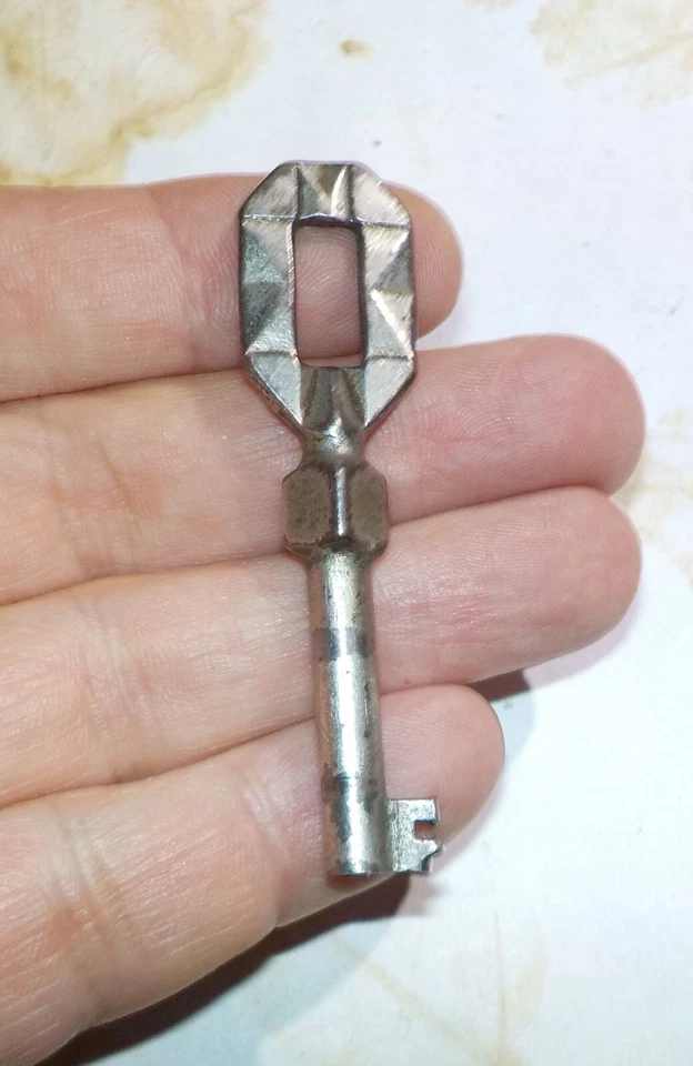 Jolie clé de meuble, Art déco pour porte d'armoire, bibliothèque, etc... - Photo 3/4