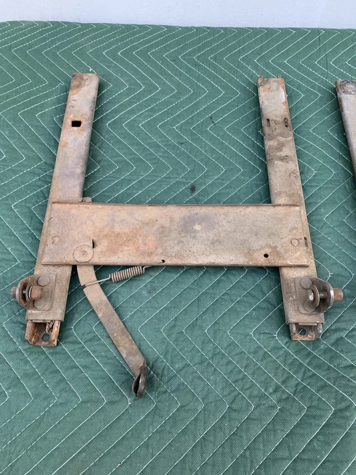 PAR DE ASIENTOS INTERIORES ORIGINALES TRIUMPH TR4A PISTAS DESLIZANTES CORREDOR 1965 1966 1967 Foto 3 de 4