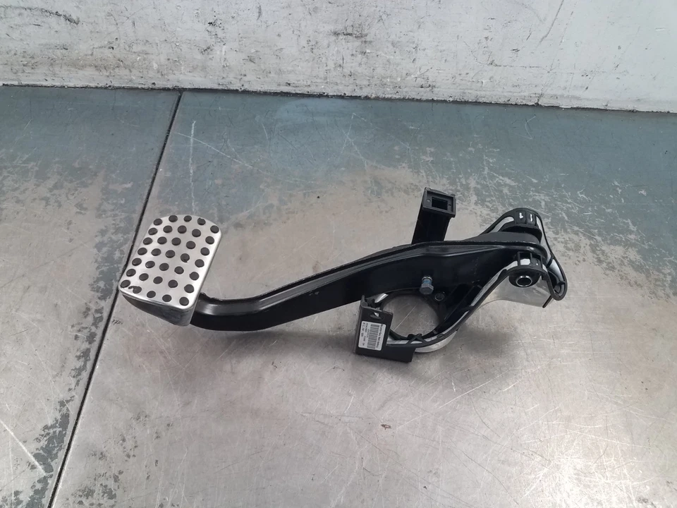 Mercedes Benz AMG C 63 2008 pedal de freno #9566 K2 Foto 4 de 4