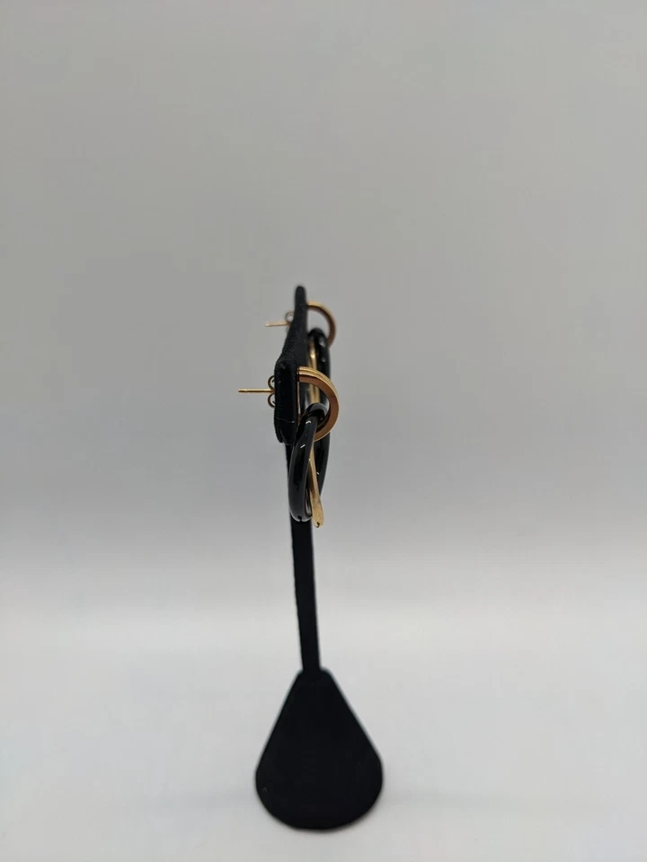 Pendientes de aro Carla de oro amarillo de 14 K y círculos entrelazados de ónix firmados por 5,2 G Foto 4 de 4