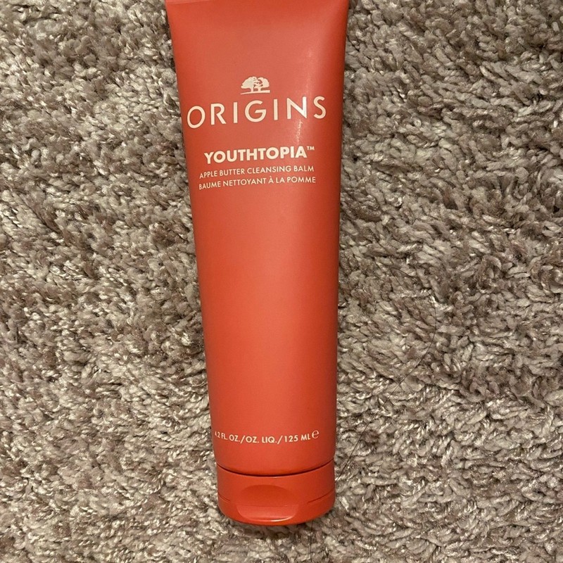 Revitalizing apple derived ingredients and peptides to plump firm smooth skin.