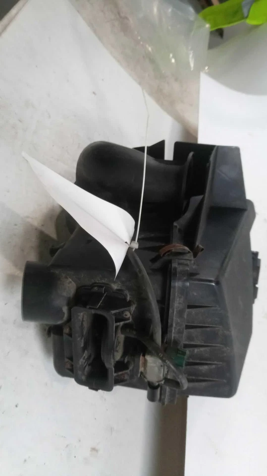 Conjunto de filtro de aire usado se adapta a: Mazda 6 6-181 2004 3,0 grado A Foto 2 de 4