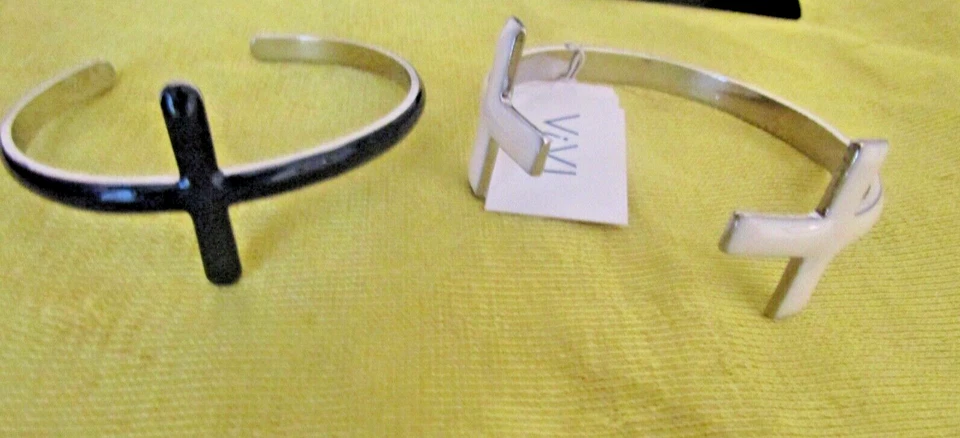 VIVI 珠宝经典十字袖口手链 2 件套全新带标签 34 美元白色海军蓝银色 — 第 4/4 张图片