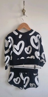 Stella McCartney Kinder schwarz & weiß Herz Sweatshirt & Shorts Alter 3 neu mit Etikett