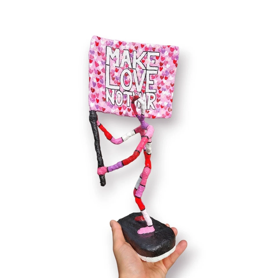 Make Love Not War Pop Art Skulptur mit Herzen Unikat moderne Kunst Deko - Bild 3 von 4