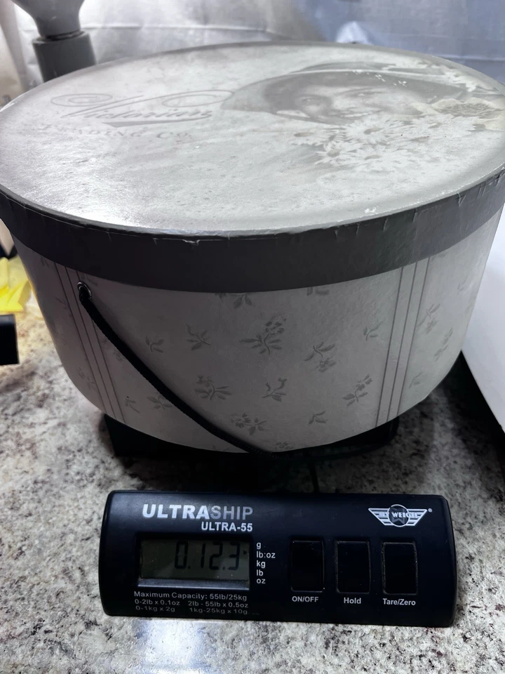 Victorian Trading Co. Caja redonda de almacenamiento de sombreros 13 1/2 X 6 con tapa y correa de transporte 3 Foto 3 de 4