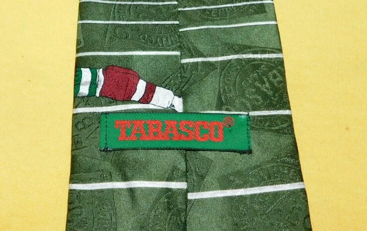 CORBATA CON MOTIVO DE JUGADOR DE FÚTBOL AMERICANO TABASCO HECHA EN EE. UU. NEGRA/ROJA/VERDE - CORBATAS DE DISEÑADOR Foto 4 de 4