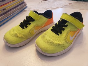 nike revolution 3 orange