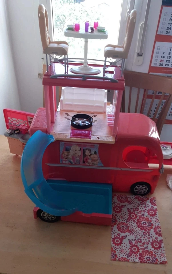 BARBIE MATTEL POP UP CAMPER CAMPING SCIVOLO D'ACQUA CON SCATOLA MOLTI ACCESSORI - Imagen 2 de 4