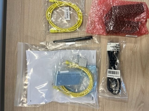 Cisco SR 520W Router - C - Picture 4 of 9