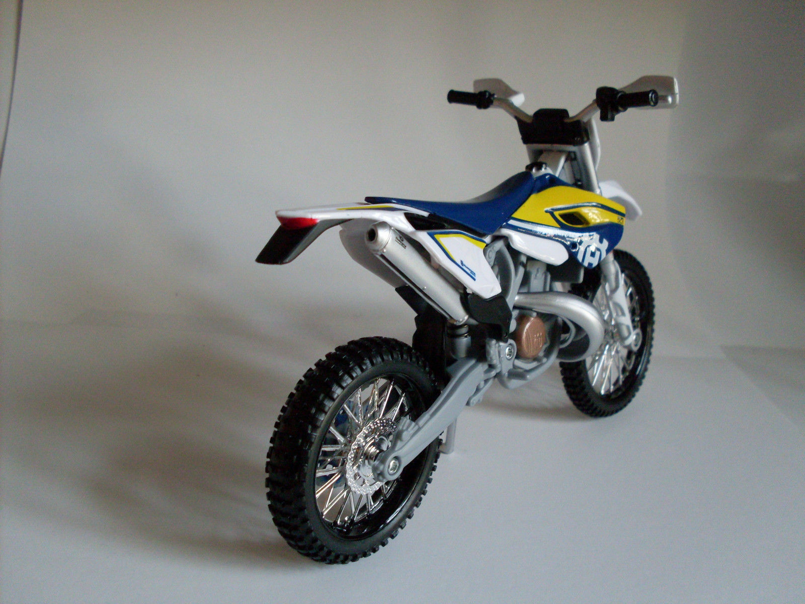 Moto de Ferro Trilha Miniatura Husqvarna FE 501 1:12 na Caixa Maisto -  Miniaturas de Motos - Magazine Luiza