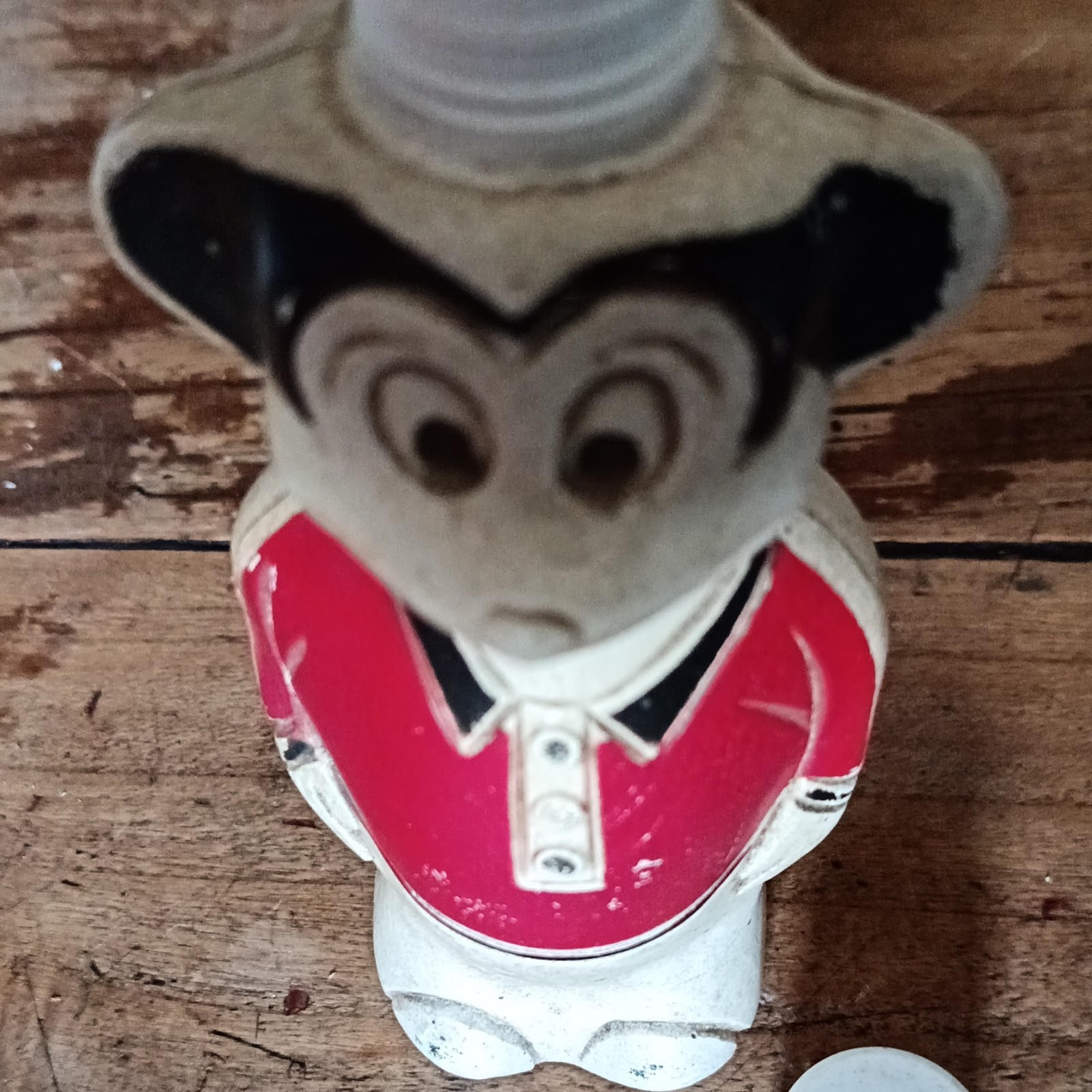 Giocattolo d'epoca in gomma figurina personaggio con cappello e maglia rossa