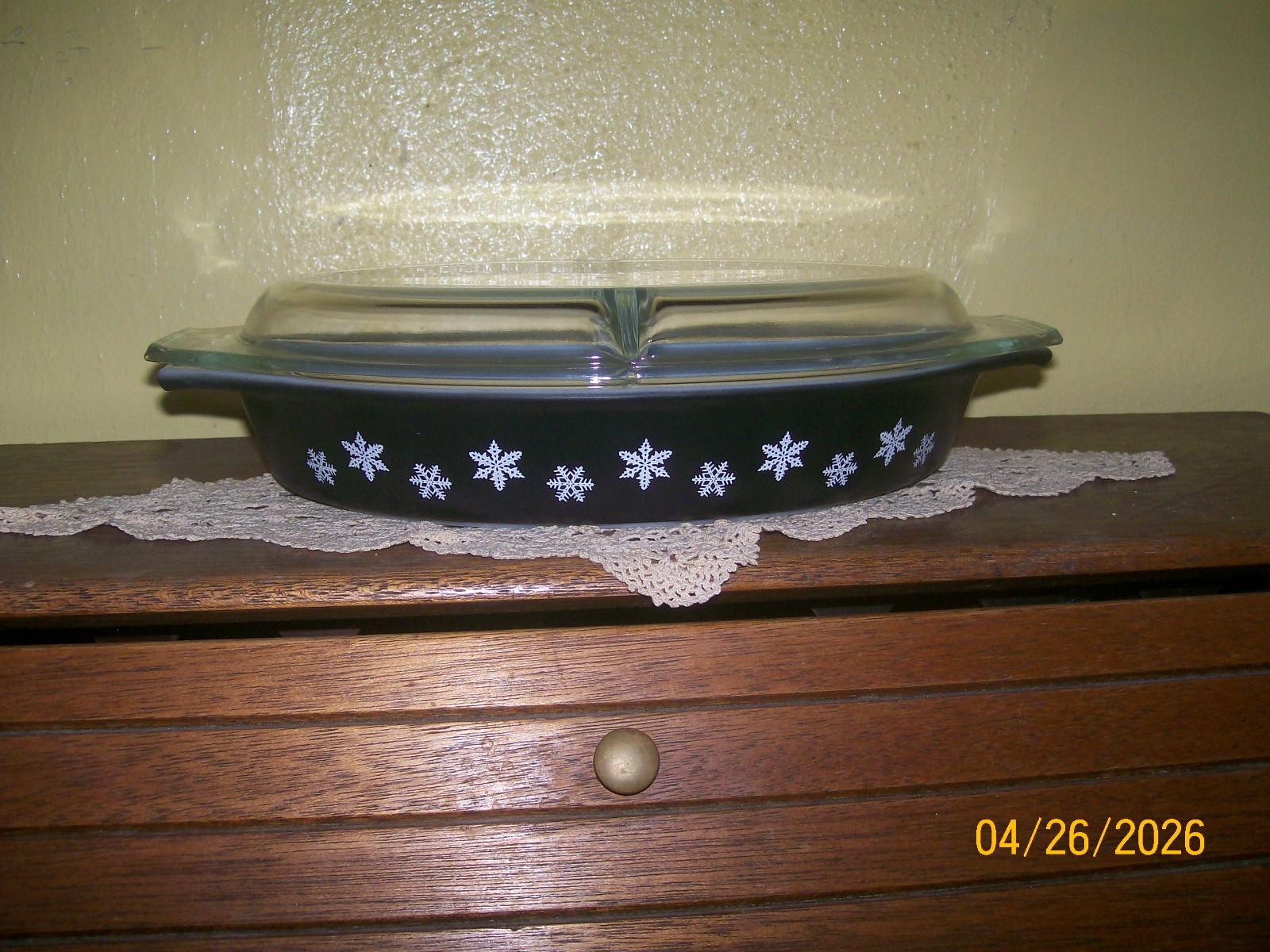 Vint PYREX  Charcoal/Black Oval Divided Casserole Dish  w LID 1.5 Qt  SNOWFLAKE