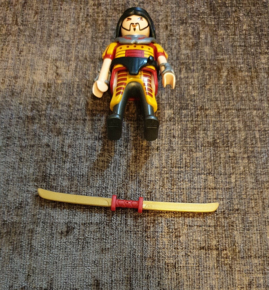Figurine Playmobil Samouraï Rouge Et Jaune Avec Armes - Occasion - Pour Jouer Ou Collection