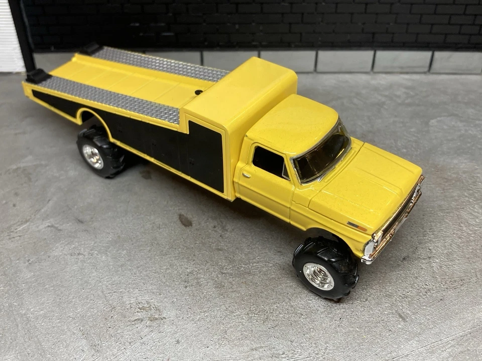 1969 Ford Car Hauler Tow Truck Lifted 4x4 Ramp Truck 1/64 Diecast Custom M2 - Image 4 of 4