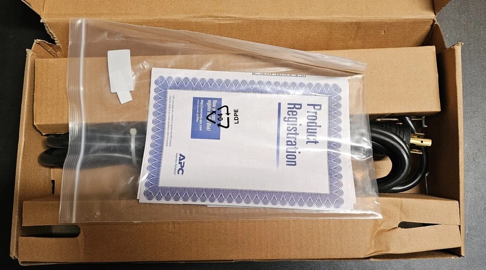 APC AP9564 1U Montaje en Rack PDU 120V 20A L5-20P 10 salidas - Caja abierta Foto 4 de 4