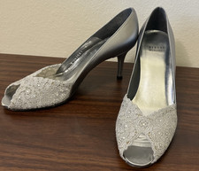 STUART WEITZMAN CHANTELLE 398 SILVER SWISS LACE EVENING PEEPTOE PUMPS