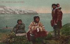 Esquimales nativos americanos Alaska Siberia escena costera década de 1910 - Foto postal