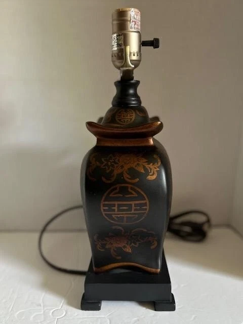 Lámpara de porcelana medallones negros y bronce de 13" Oriental Furniture Foto 3 de 4