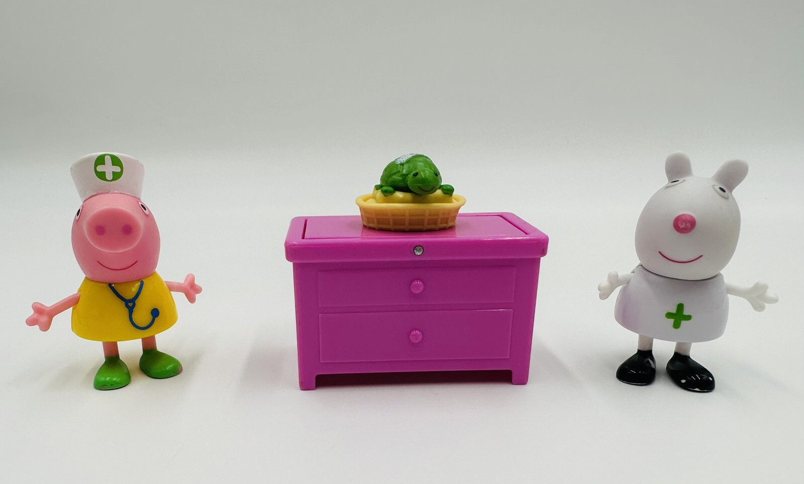 Peppa Pig Reversible Vet Clinic Table Turtle with Heart Bandaid