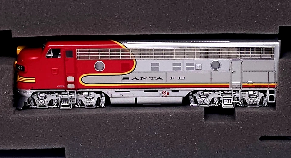 Athearn Genesis G22033 HO Santa Fe F7A F7B Passenger Locomotive Train Set 7A 47L - Image 3 of 4
