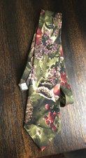 Pretty 417 by Van Heusen 100% Silk Floral and Berries  Necktie