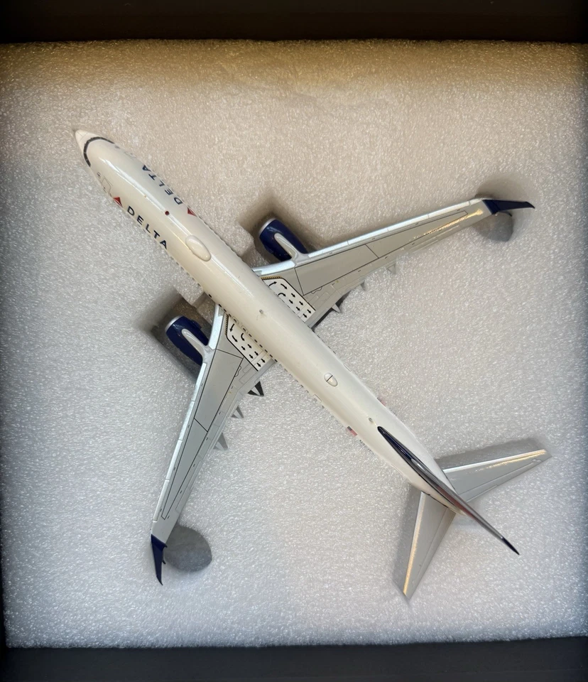 Gemini Jets 1:200 Scale Delta Boeing 737-900ER N891DN Diecast Model Airplane - Image 3 of 4