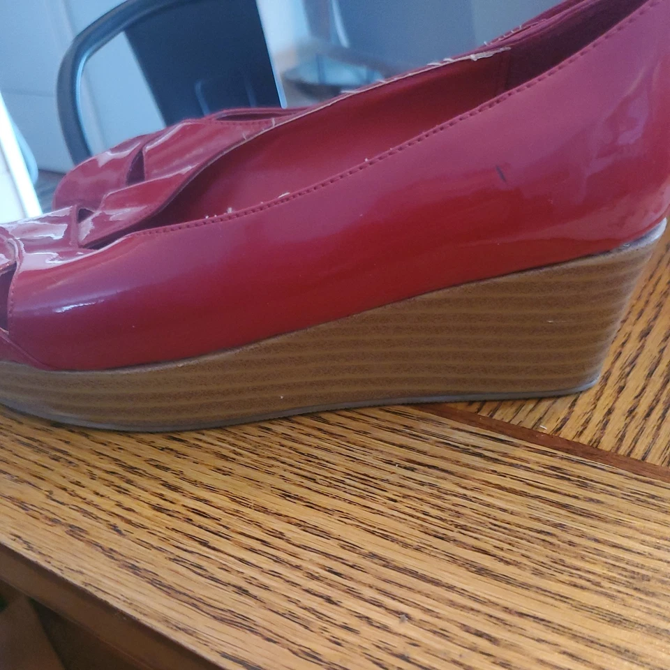 Tacón de cuña Nine West rojo charol punta abierta talla 4 Foto 4 de 4