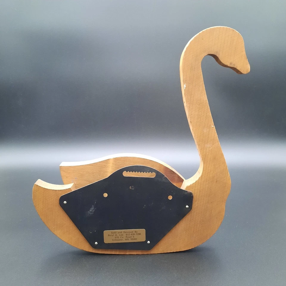 Soporte de correo de pared de cisne de madera con patrón de puntos pintados en azul y blanco Foto 4 de 4