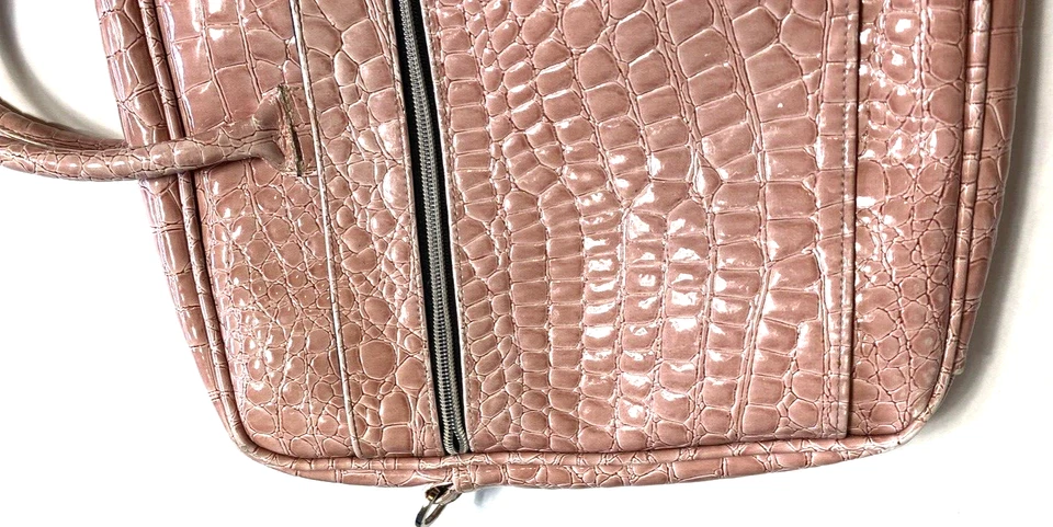 Maletín organizador de viaje para computadora portátil Catherine Manuell en relieve rosa Foto 2 de 4