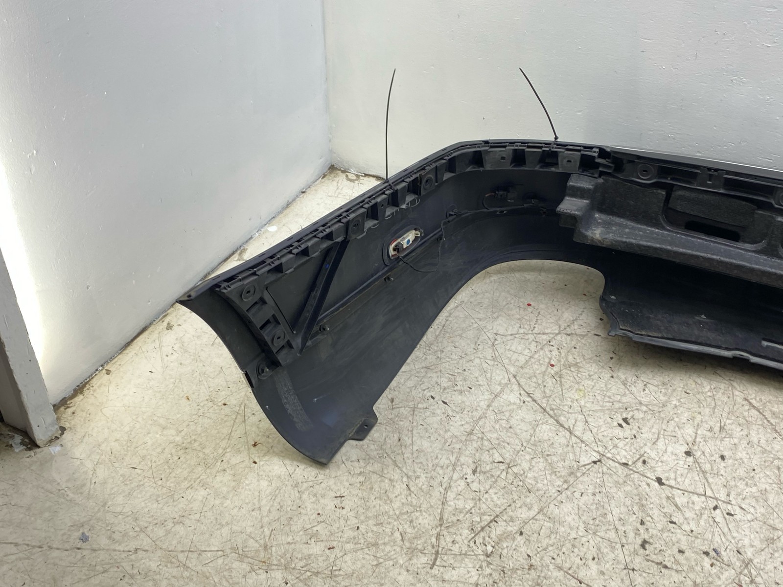 2010-2020 BENTLEY MULSANNE OEM REAR BUMPER COVER ASSEMBLY W/MOLDINGS AND SENSORS