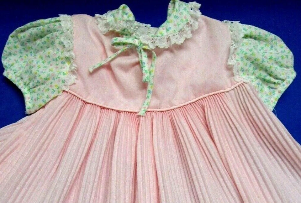 Vestido Bebé Vintage Rosa Plisado Floral Encaje Mediados de Siglo Hombro - Hombro 9 pulgadas Foto 2 de 4