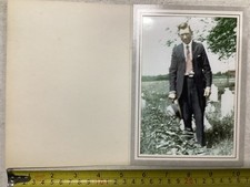 Foto coloreada vintage de los años 50 cementerio hombre en traje fotografía en marco de soporte