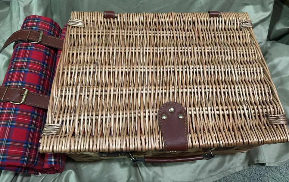 Cesta de piquenique tradicional de salgueiro com utensílios para até 4 - Cobertor xadrez vermelho - Imagem 2 de 4