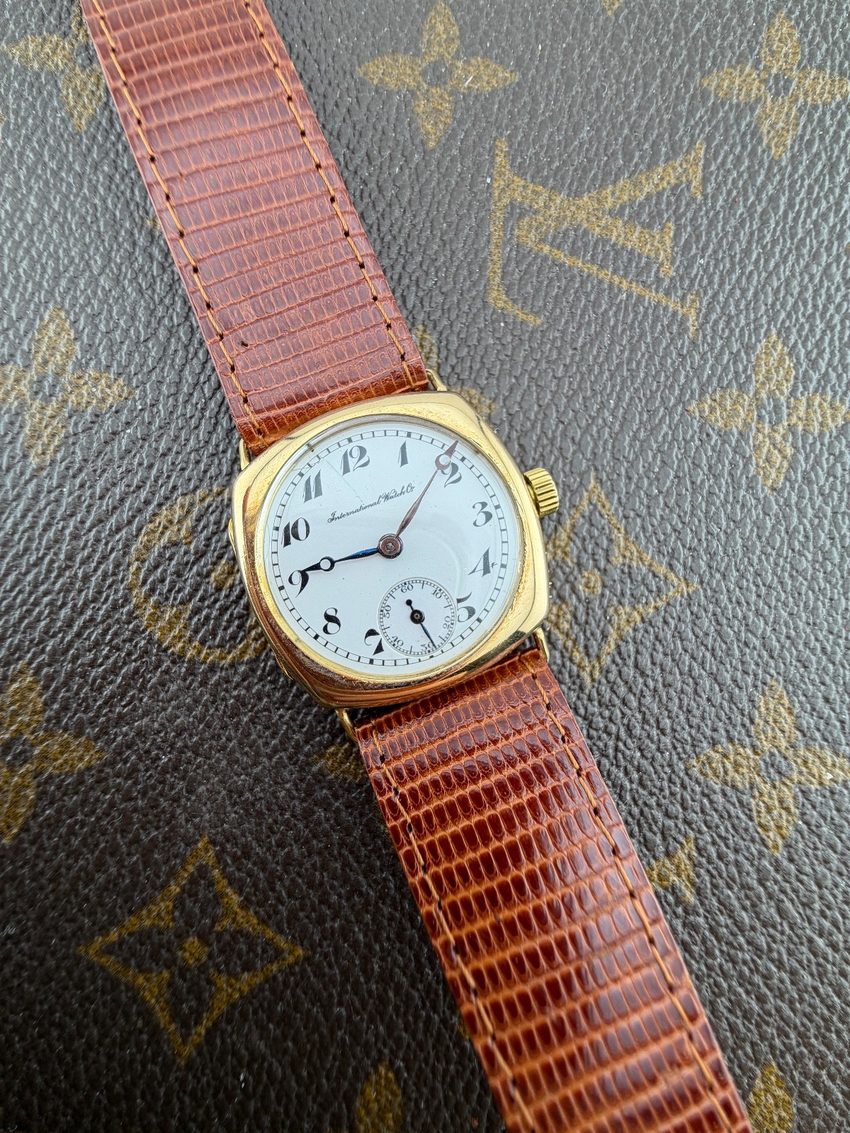 IWC Art Deco' Rare Watch 18kt Gold Cushion Case Manual Winding Swiss