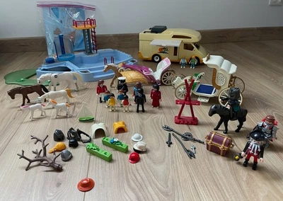 Lot Playmobil, piscine, camping-car, carrosse, personnages anciens et chevaux - Photo 1/4