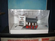 MODEL POWER #575 BILLY'S AUTO  w/FIGURES AND LIGHTING *