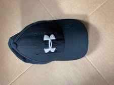UNDER ARMOUR LOGO BLACK FITTED STYLE BASEBALL HAT CAP YOUTH KIDS SZ M 4-6 YEARS