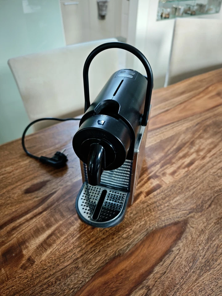 Nespresso De'Longhi Kapselmaschine u Milchaufschäumer u. platzspar. Kapselhalter