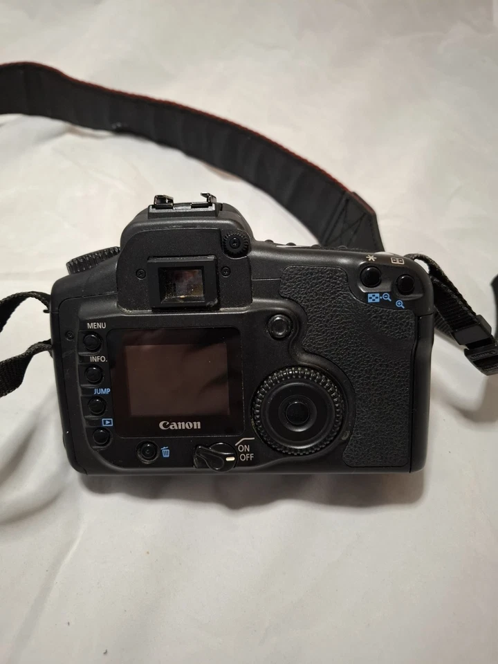 Canon EOS 30D Digital SLR Camera Body 8.2MP Black with Battery Grip, photo 4 of 5