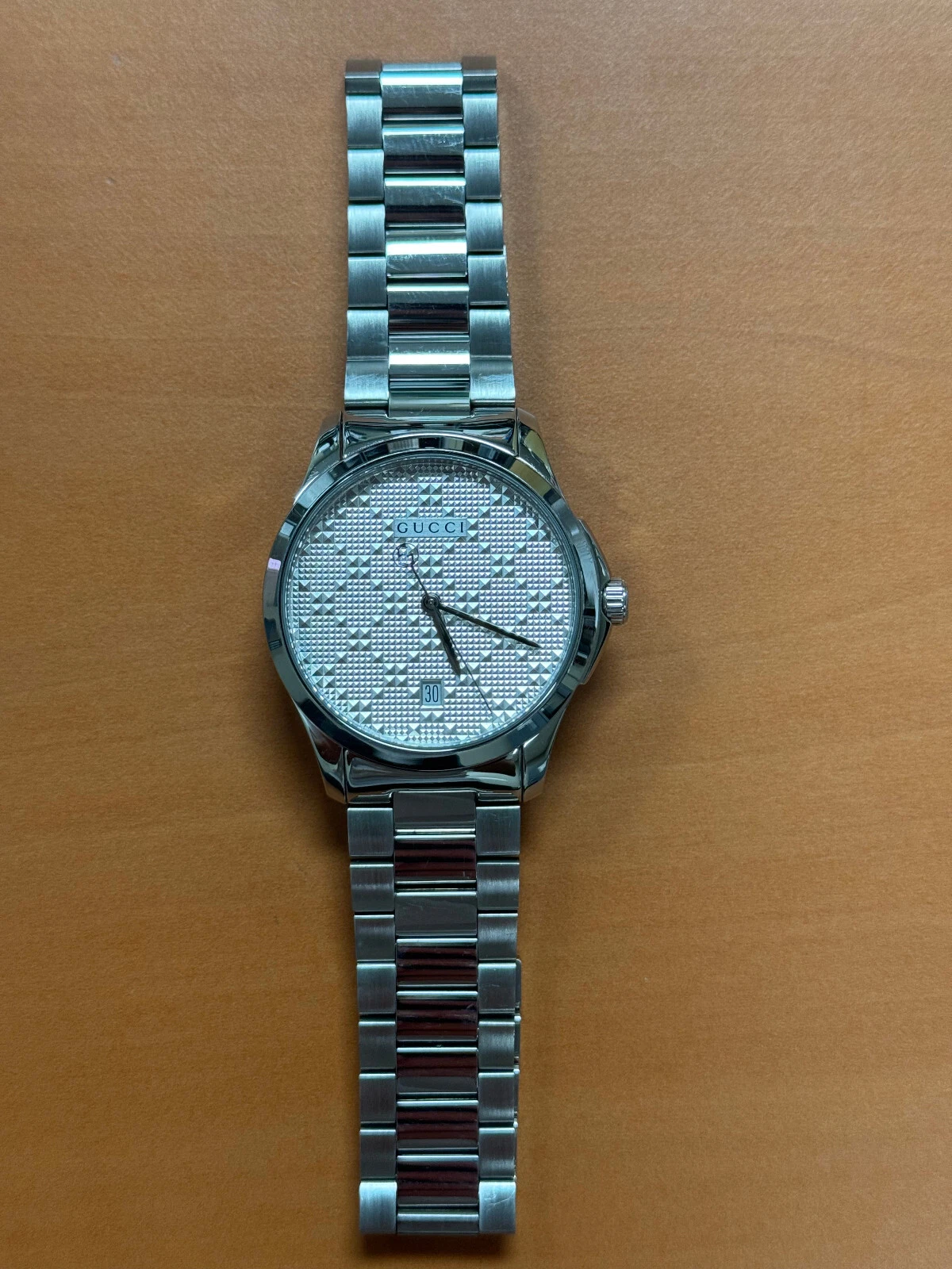 MONTRE GUCCI 126,4 G INTEMPORELLE ST ACIER CADRAN ARGENTÉ TRÈS BON ÉTAT D'USAGE