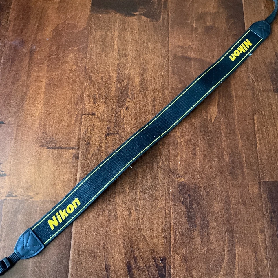 Correa de cámara Nikon vintage con logotipo amarillo + rayas - excelente estado Foto 2 de 4