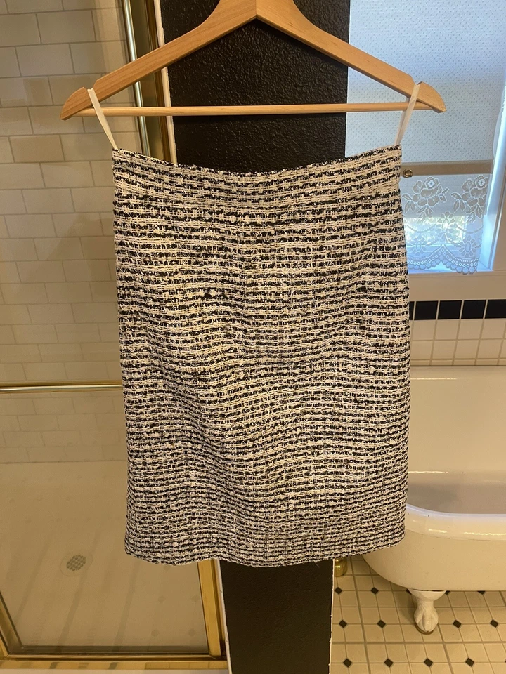 Conjunto de traje de tweed para mujer CHANEL. Venta al por menor $2650 (abierto a ofertas) Foto 3 de 4