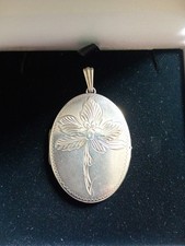 vintage sterling silver lge floral engraved engraved locket. Birmingham 1977EJld