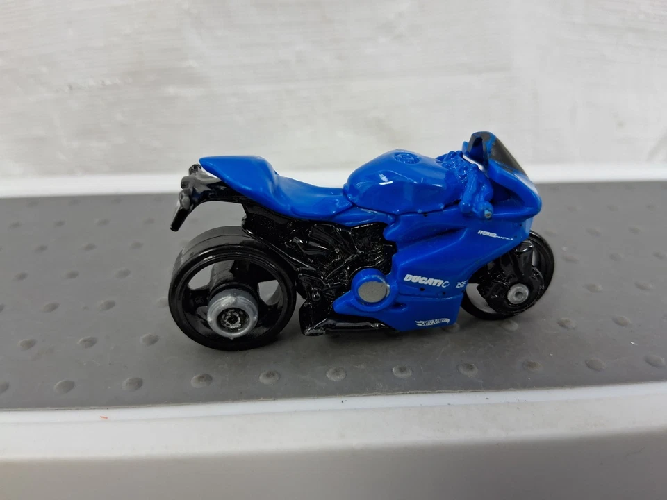 Motocicleta Hot Wheels Ducati azul fundido a presión Foto 3 de 4