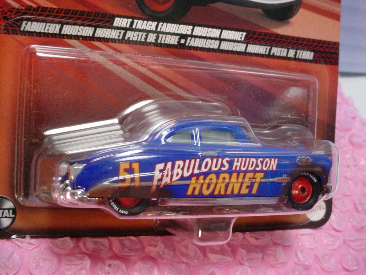 ➽ 2023 Disney PIXAR Cars DIRT TRACK FAULOUIS HUDSON HORNET #51