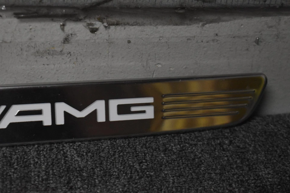 Mercedes Benz C 63 AMG S 2015-2021 base placa de desgaste lado izquierdo fabricante de equipos originales Foto 3 de 4